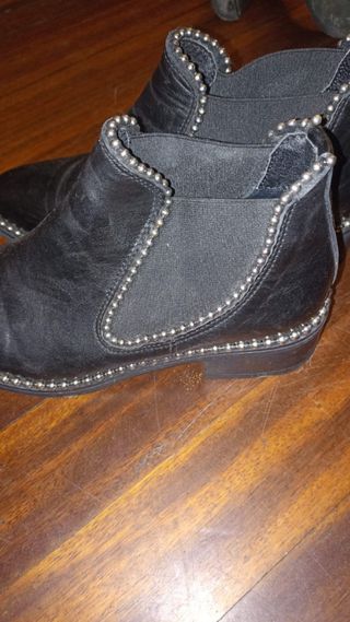 Botines negros con tachuelas