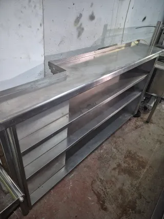 Estantería metálica plateada