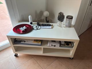 Mesa auxiliar TV blanca con ruedas
