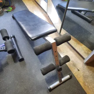 Banco de abdominales y ejercicios