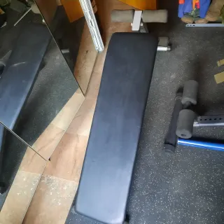 Banco de abdominales y ejercicios