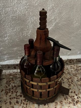 Barrica de vino decorativa con botellas