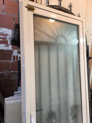 Puerta aluminio con reja y cristal