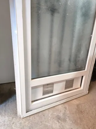 Puerta aluminio con reja y cristal