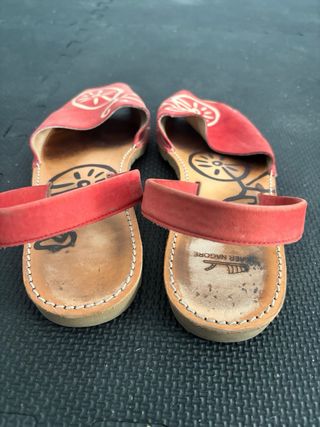 Sandalias rojas mujer con estampado de bicicleta