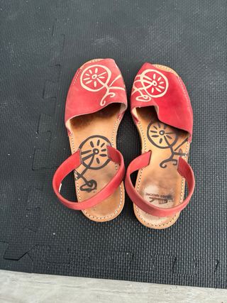 Sandalias rojas mujer con estampado de bicicleta