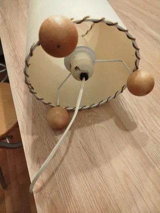 Lámpara de mesa beige y madera