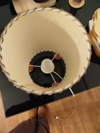 Lámpara de mesa beige y madera