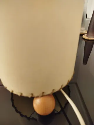 Lámpara de mesa beige y madera