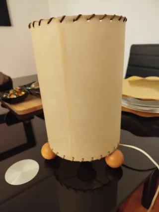 Lámpara de mesa beige y madera