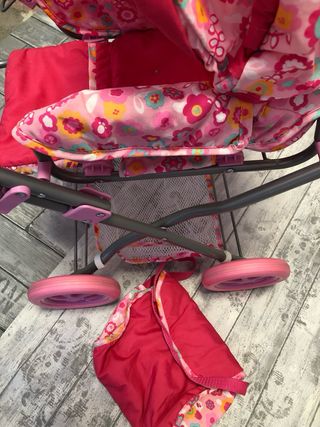 Carro de muñecas rosa con capota