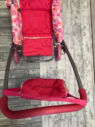 Carro de muñecas rosa con capota