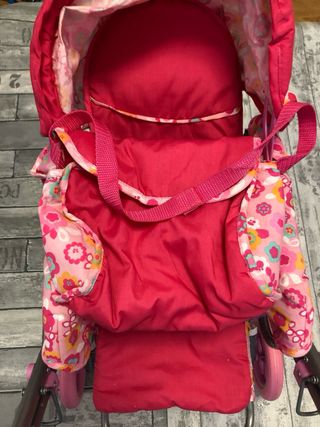 Carro de muñecas rosa con capota