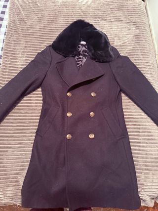Abrigo Zara Negro con Cuello Peludo talla M