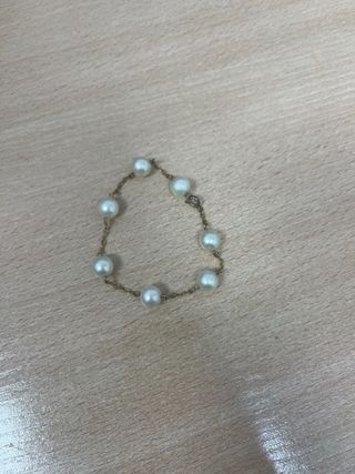 Pulsera dorada con perlas