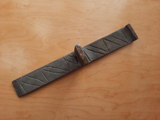 Cerrojo antiguo hierro forjado con dibujo líneas