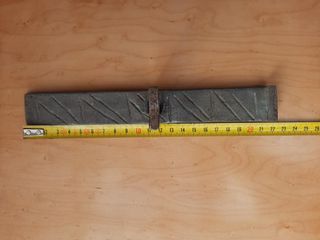 Cerrojo antiguo hierro forjado con dibujo líneas