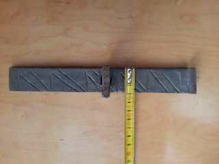 Cerrojo antiguo hierro forjado con dibujo líneas