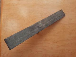 Cerrojo antiguo hierro forjado con dibujo líneas