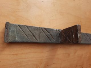 Cerrojo antiguo hierro forjado con dibujo líneas