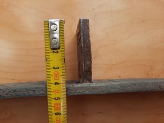 Cerrojo antiguo hierro forjado con dibujo líneas