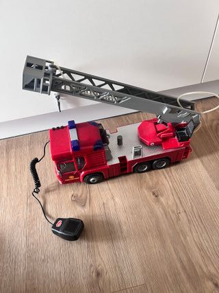 Camión de bomberos con escalera y micrófono