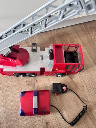 Camión de bomberos con escalera y micrófono