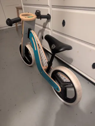 Bicicleta de madera para niños.