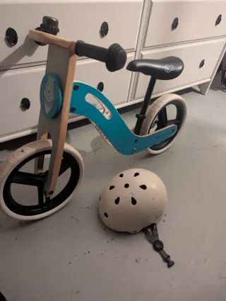 Bicicleta de madera para niños.