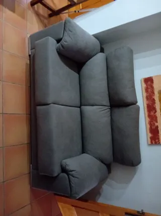 Sofá de dos plazas gris con asientos extraibles