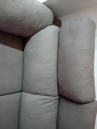 Sofá de dos plazas gris con asientos extraibles