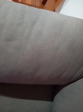 Sofá de dos plazas gris con asientos extraibles