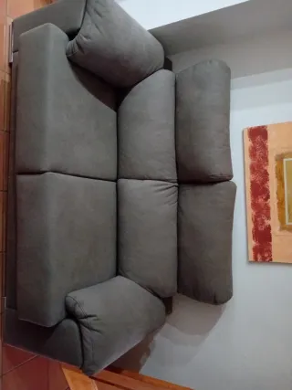 Sofá de dos plazas gris con asientos extraibles