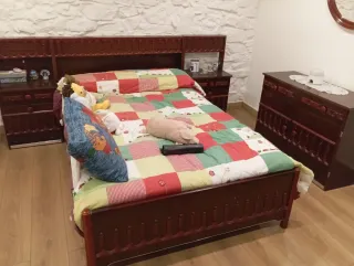 Habitación completa de madera oscura