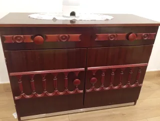 Habitación completa de madera oscura