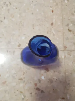 Jarra de cristal azul forma gota