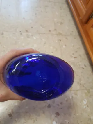 Jarra de cristal azul forma gota