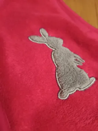 Saco polar rosa con dibujo de conejo