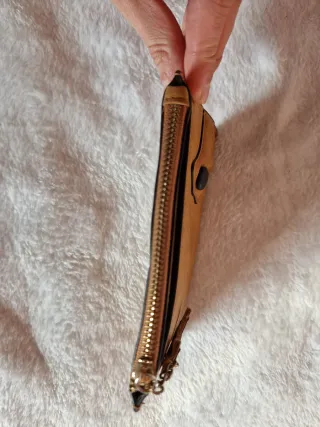 Monedero marrón con adorno de perro