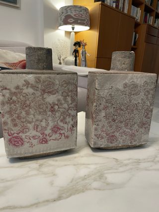 2 Vasi in Cemento con Design Floreale