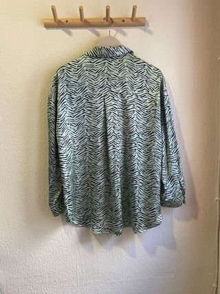 Camisa estampada cebra verde y negra