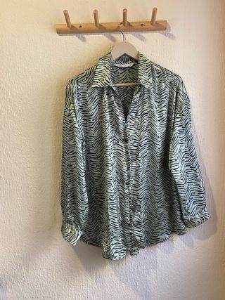 Camisa estampada cebra verde y negra
