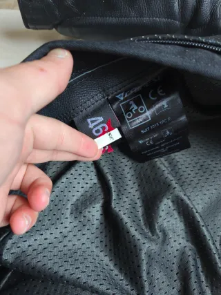 Mono Dainese Assen con botas y guantes