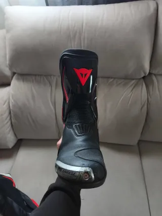 Mono Dainese Assen con botas y guantes