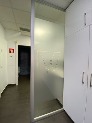 Mamparas y puertas para despachos