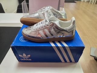 Zapatillas Adidas plateadas y blancas