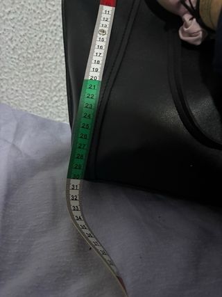 Bolso negro con neceser