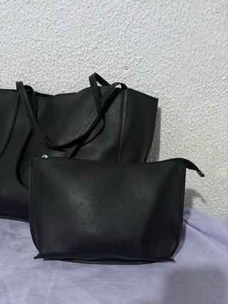 Bolso negro con neceser