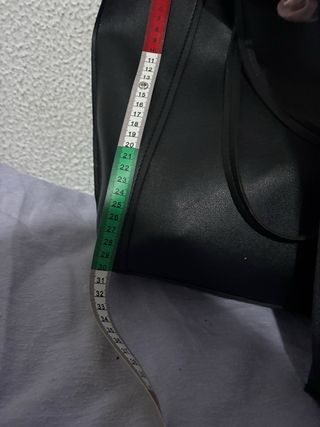 Bolso negro con neceser