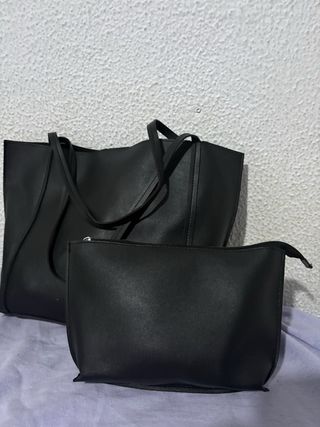 Bolso negro con neceser